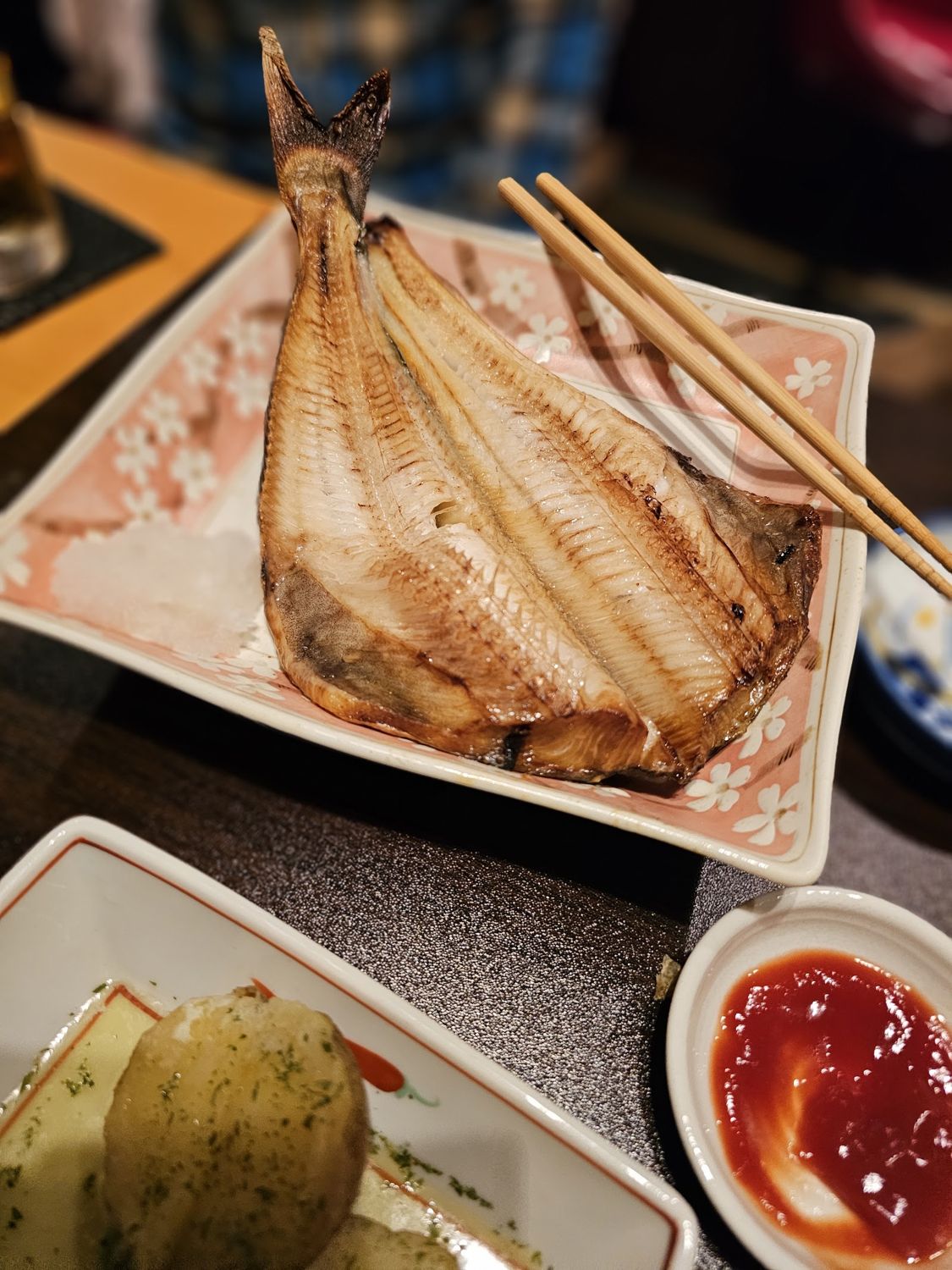 皿からはみ出すホッケ