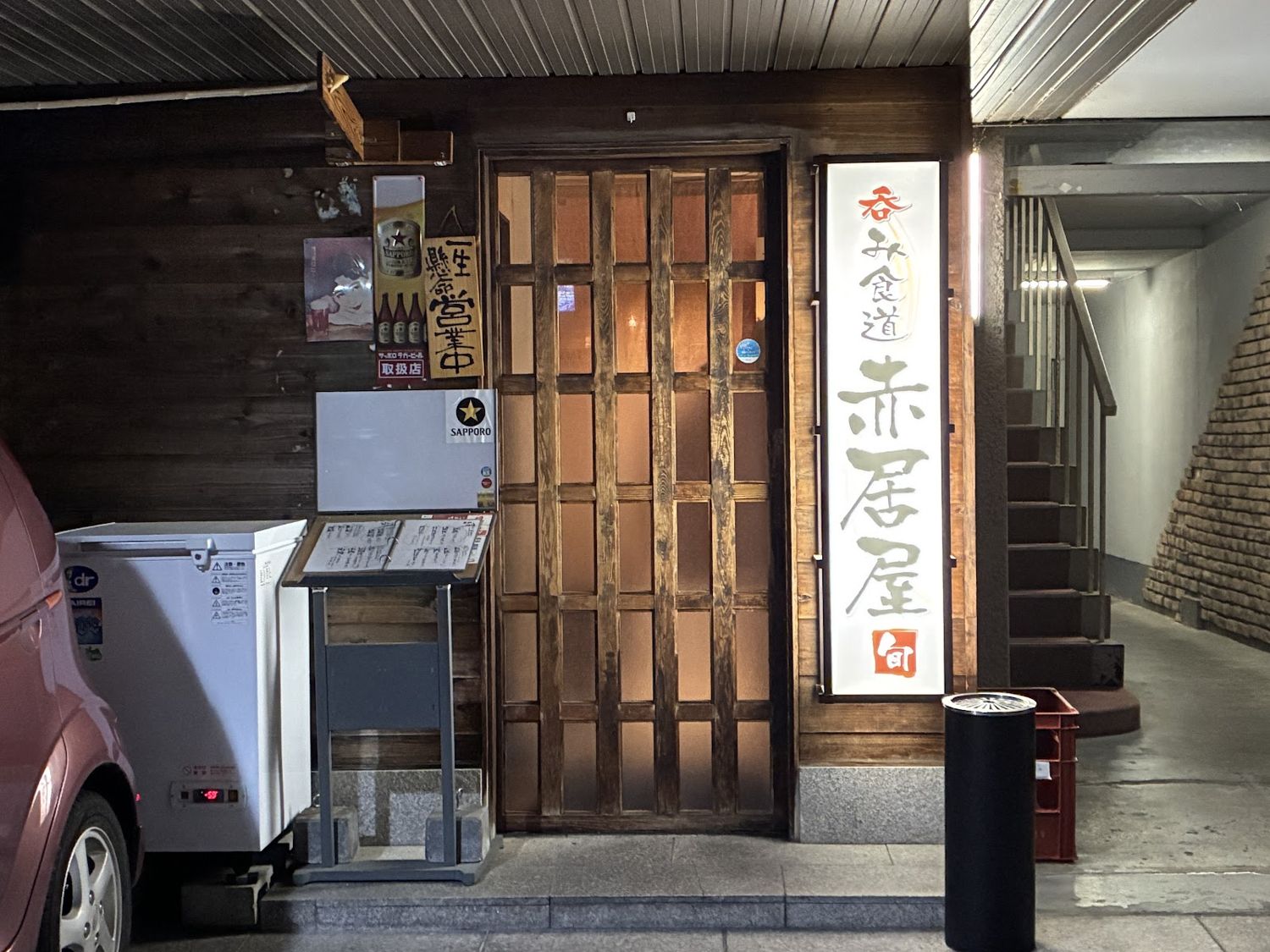 格子戸と白い行灯