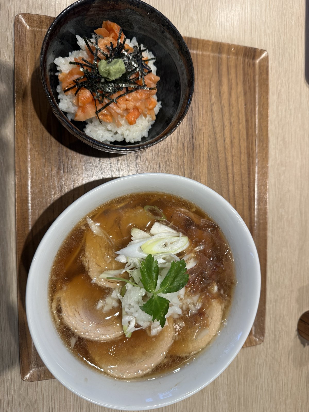 醤油らーめんとミニ鱒寿司丼のセット