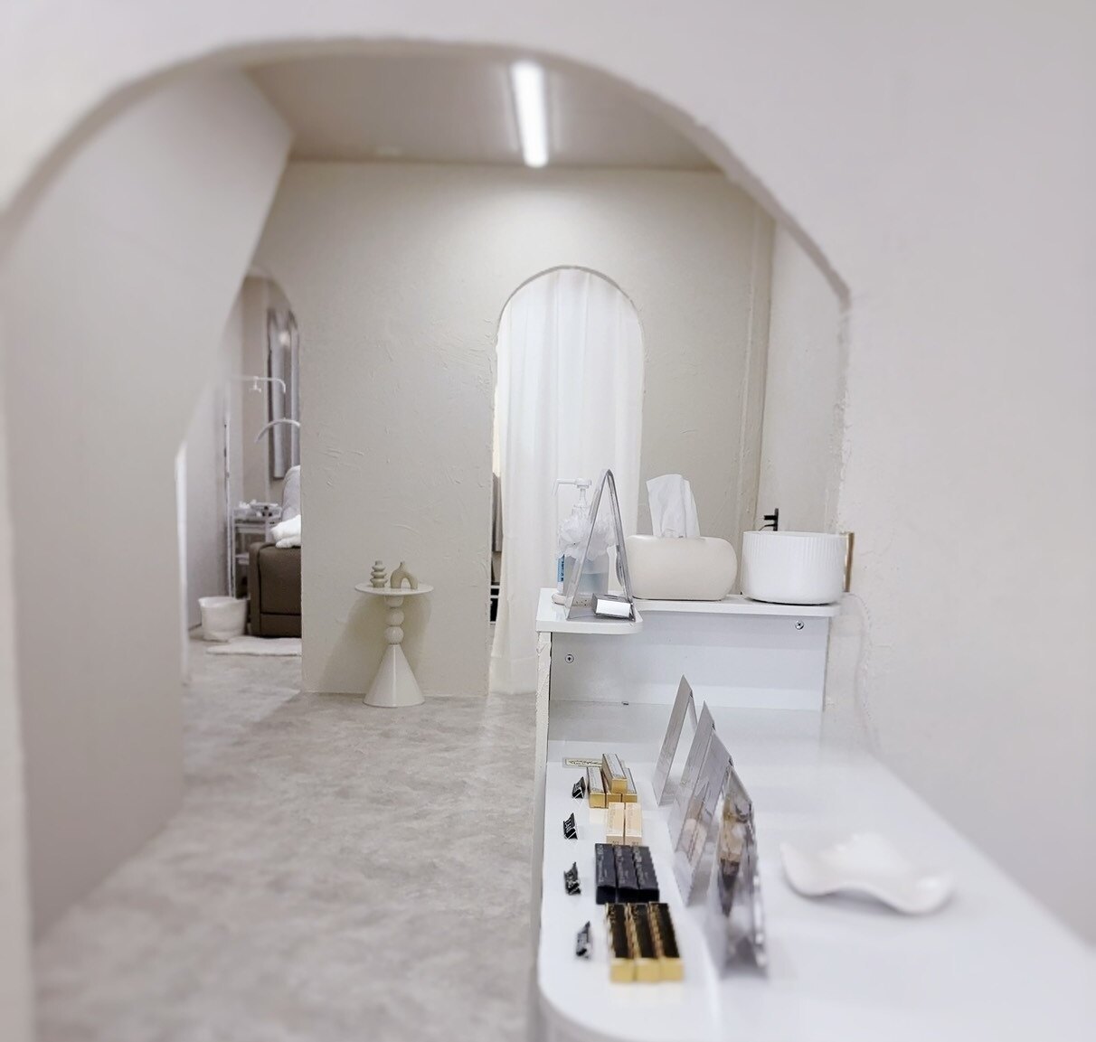 白いアーチのある店内