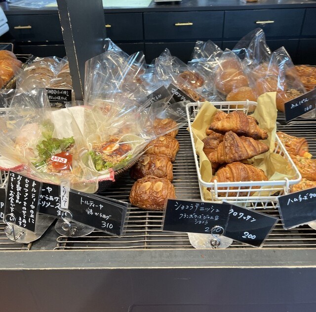 パンが並ぶ店内の棚