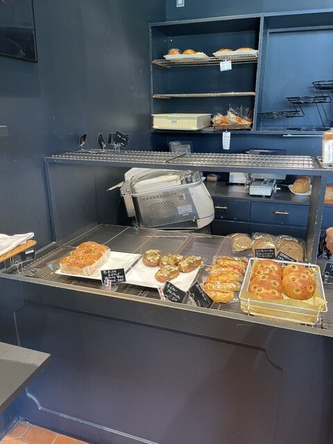 パンの並ぶ店内