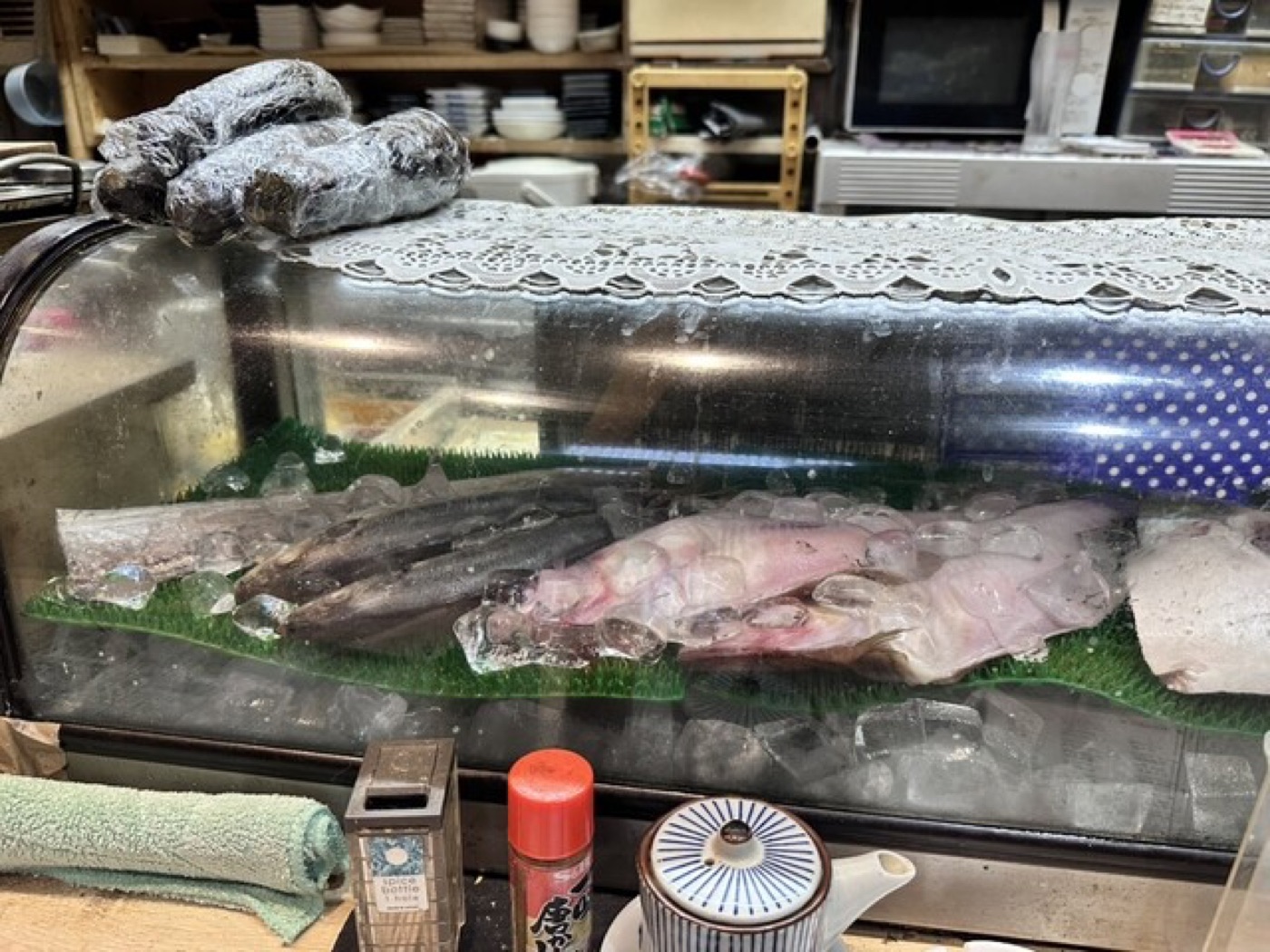 魚が並ぶショーケース
