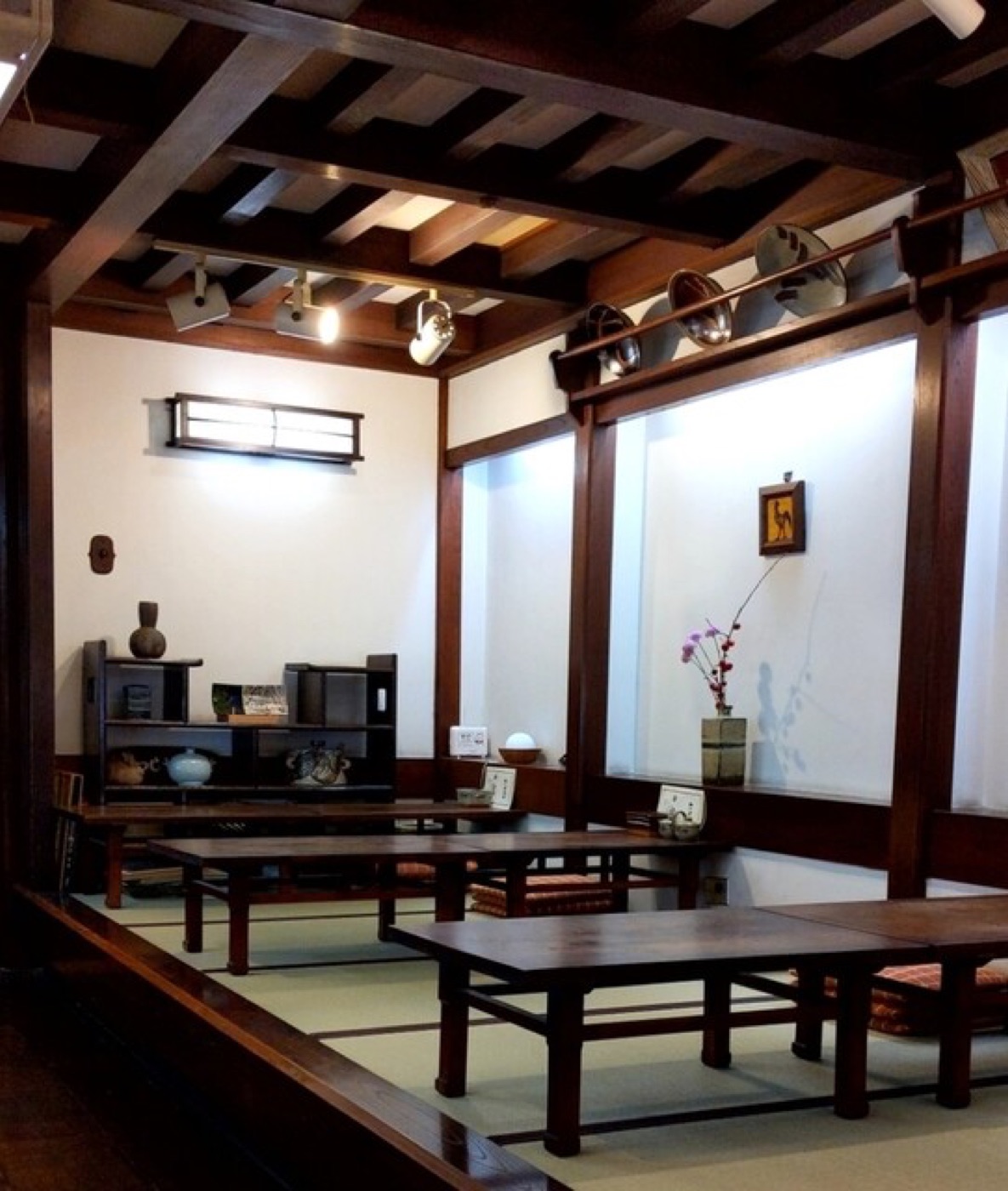 民藝の器が並ぶ店内