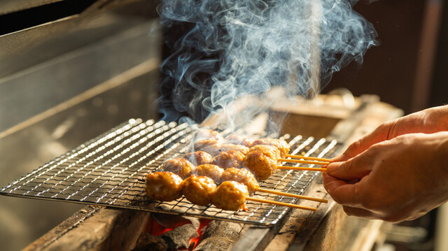 炭火の上の焼鳥
