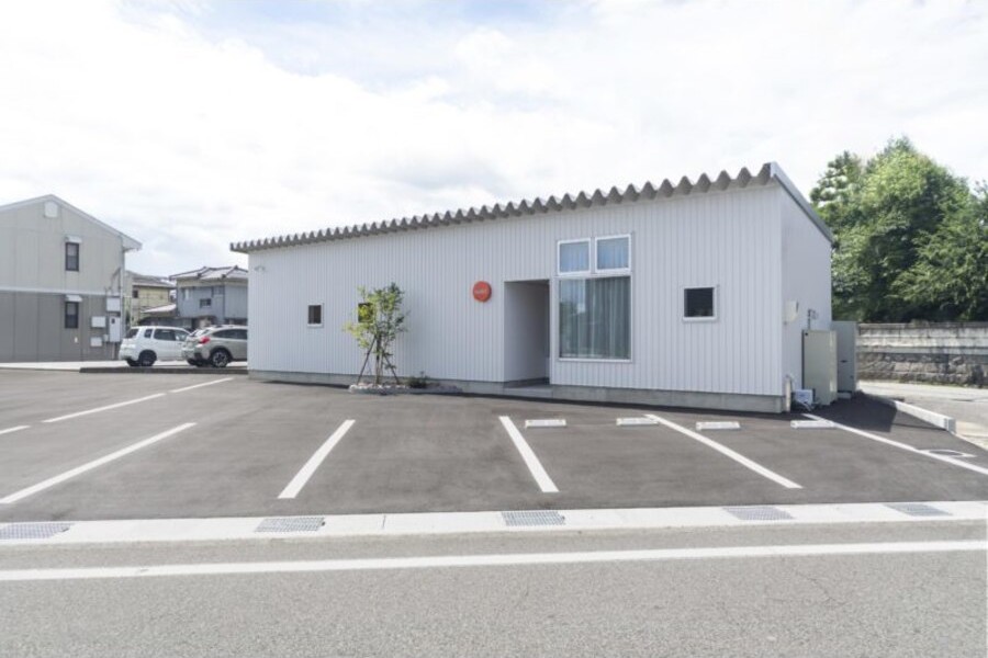 白い平屋の店