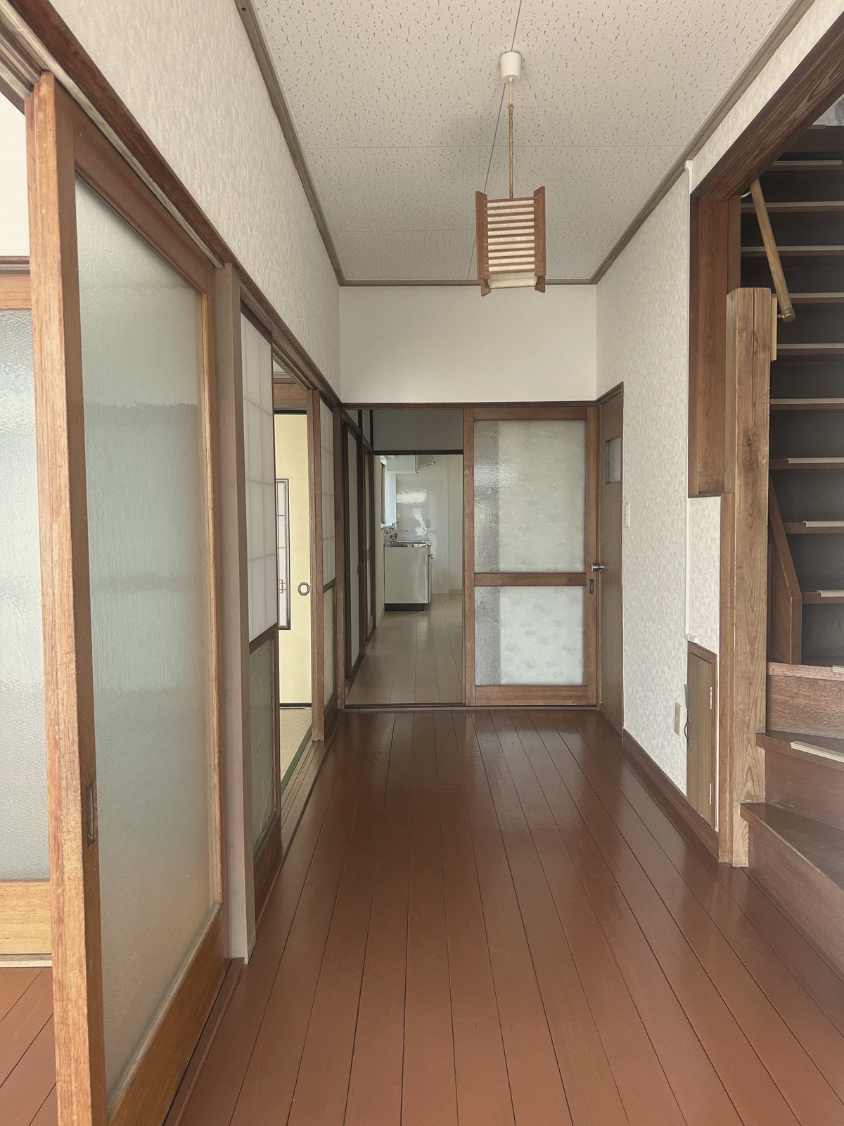 木の引き戸が並ぶ廊下